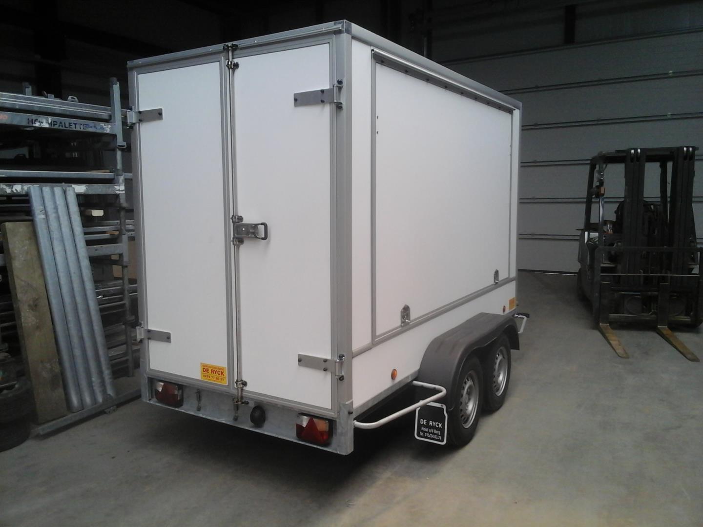 Gesloten bakaanhangwagen dubbelas geremd 1500kg-3mx1m52x1m80